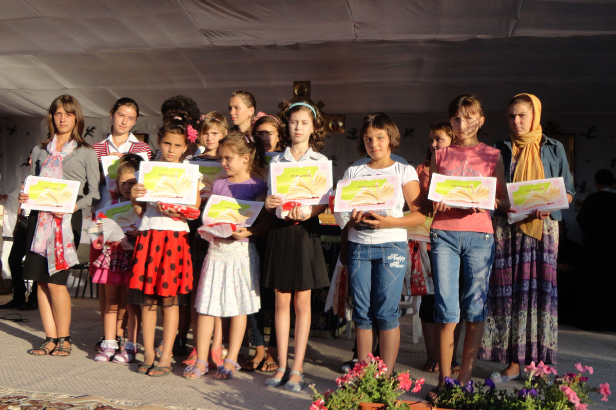 20 de copii din parohia Pietrişurile au fost premiaţi în cadrul concursului „Îmi place să citesc“ Bucurie duhovnicească în parohia Pietrişurile