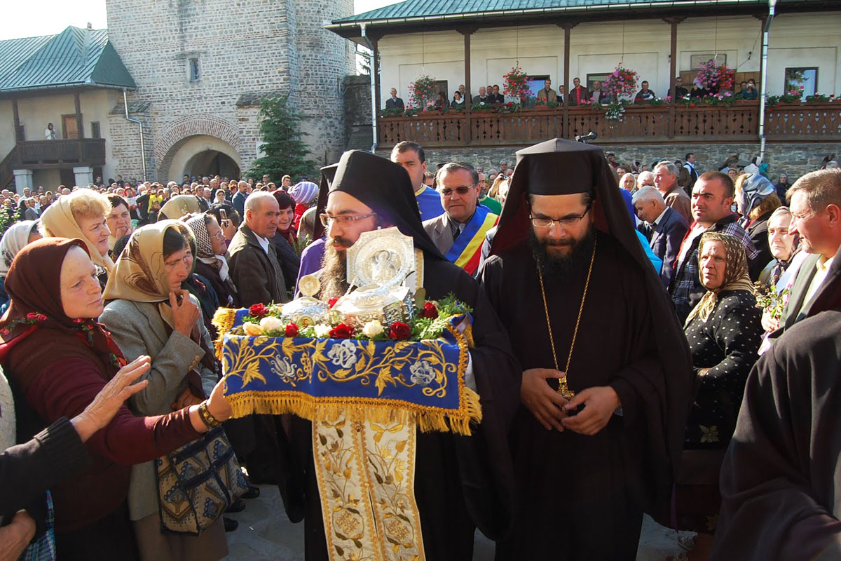 Moaştele Sfântului Ierarh Nicolae, la hramul Mănăstirii Râşca