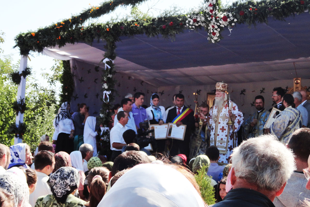 PS Calinic Botoşăneanul a oficiat Sfânta Liturghie Bucurie duhovnicească în parohia Pietrişurile