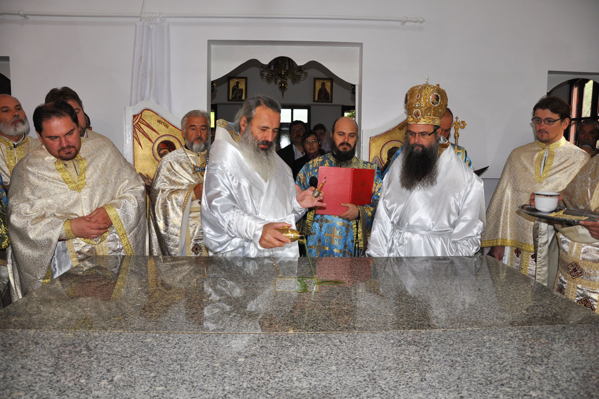 Doi ierarhi la sfinţirea bisericii din Crivaia, Tarcău Doi ierarhi la sfinţirea bisericii din Crivaia, Tarcău