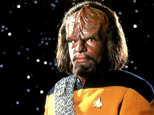 "Chipul mâniei" în Star Trek, locotenentul Worf, un klingonian care a ales să trăiască printre oameni. Google, Star Trek şi Naşterea Maicii Domnului