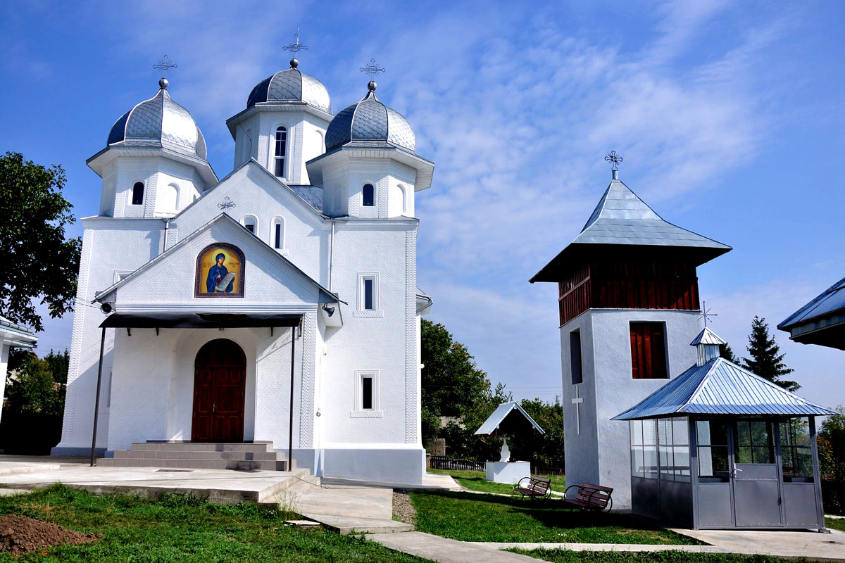 Zi de aleasă sărbătoare la parohia „Sfânta Parascheva“ din Pleşeşti - Vultureşti