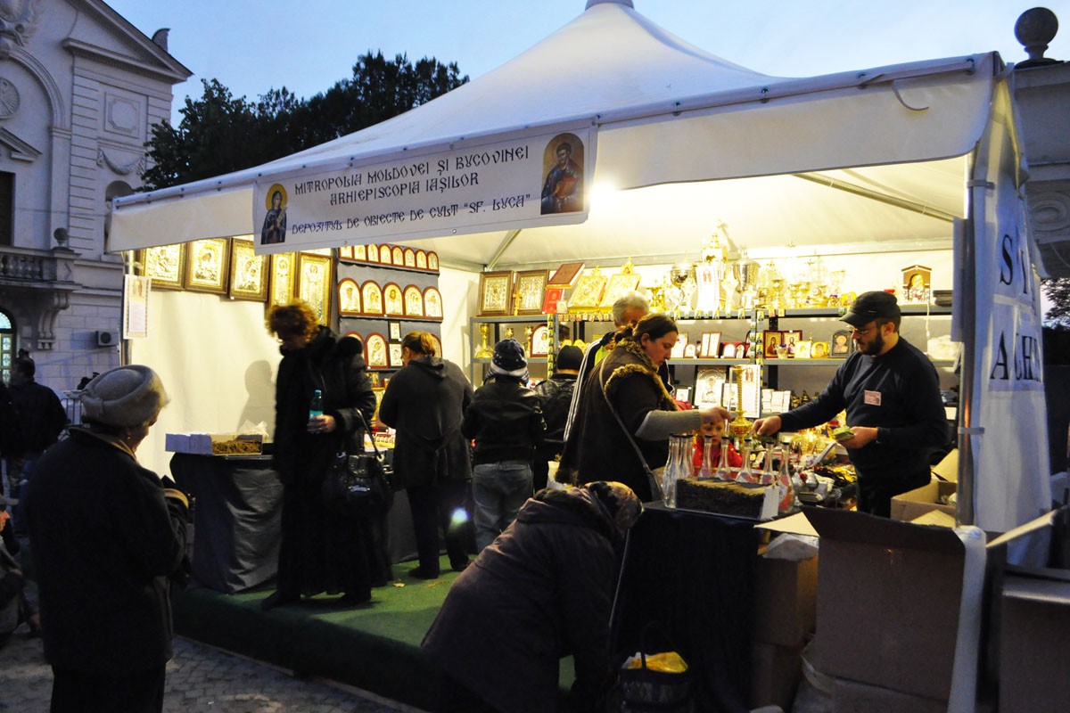 Obiecte de cult şi cărţi religioase în punctele de vânzare ale Arhiepiscopiei Iaşilor