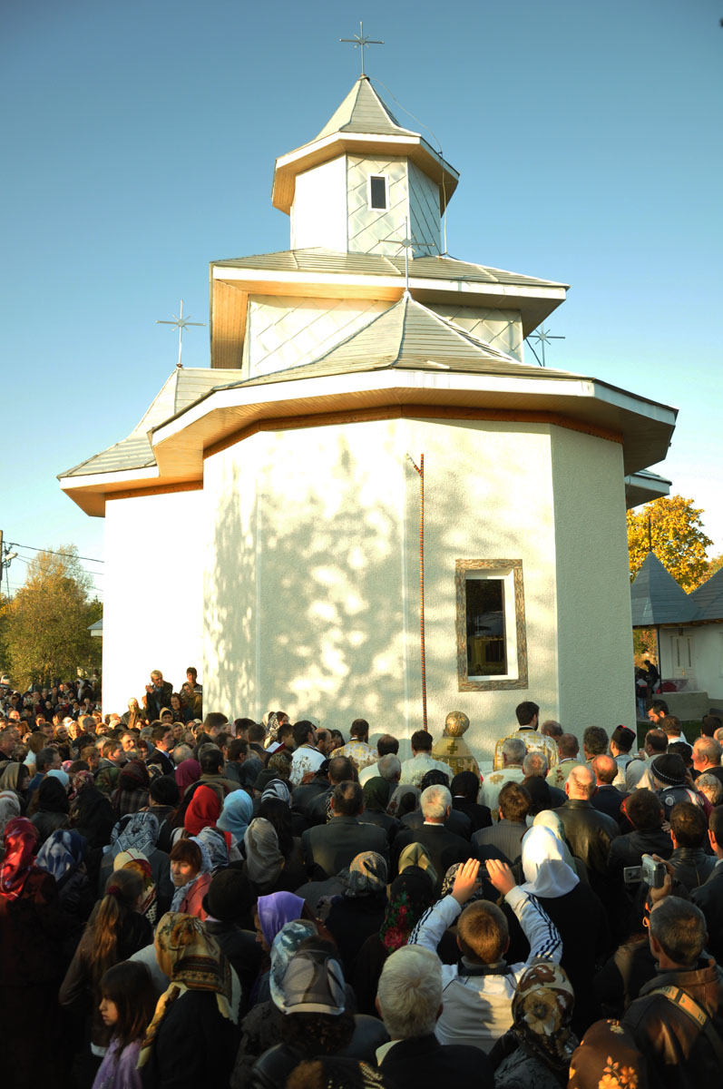 „Niciodată nu am văzut în curtea bisericii atâţia oameni“