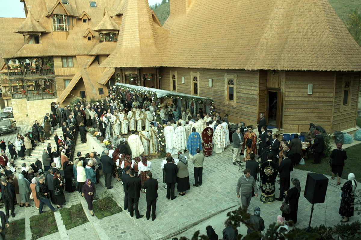 Trei arhierei au slujit la hramul Mănăstirii Dorna Arini