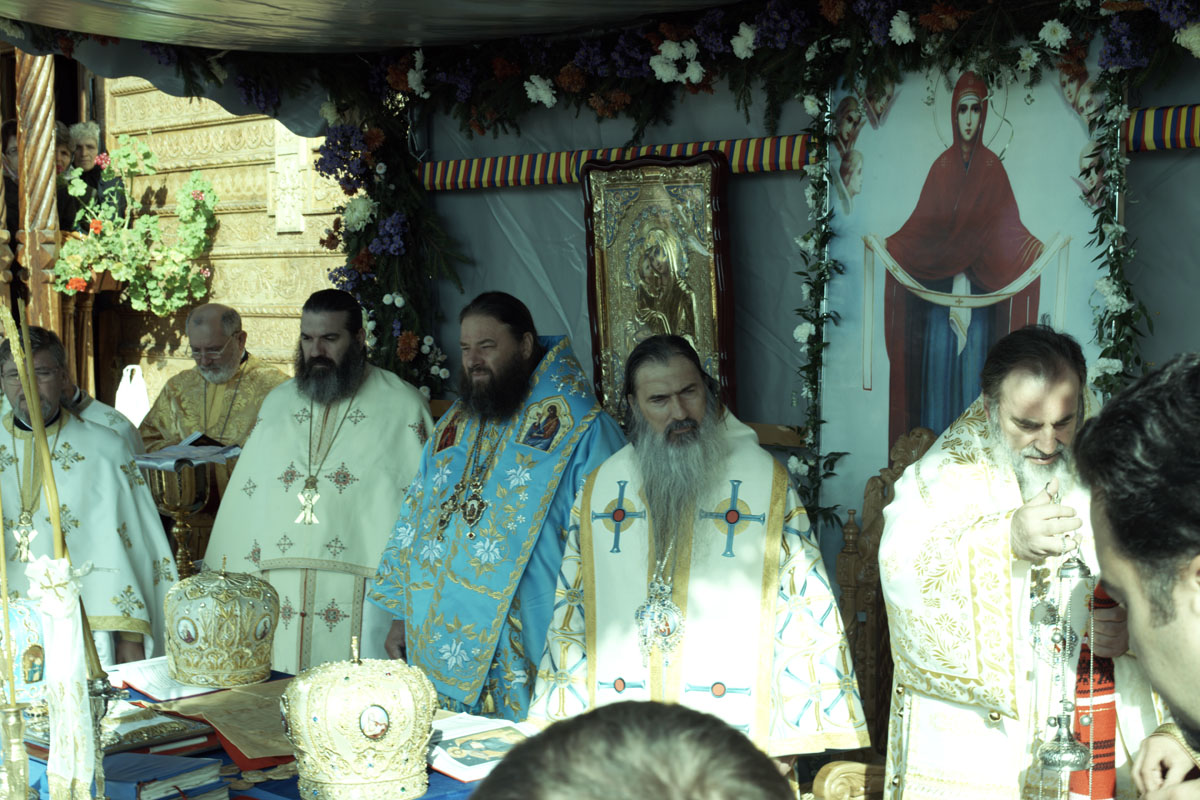 Trei arhierei au slujit la hramul Mănăstirii Dorna Arini