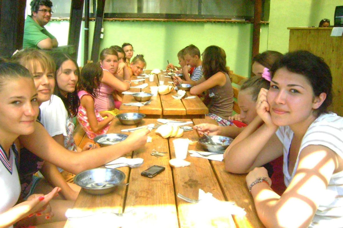 Răsplată pentru copiii merituoşi din parohia Poieni