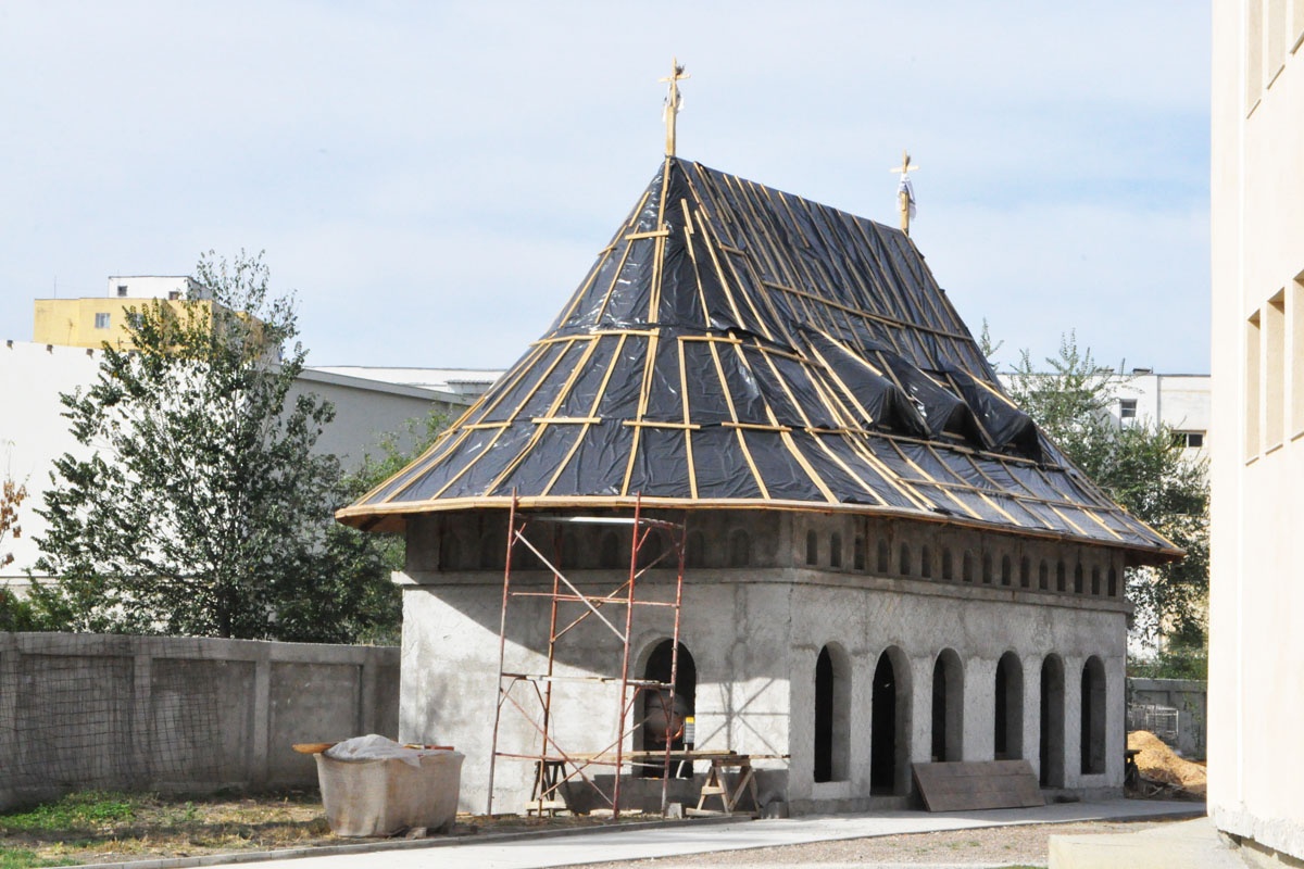 În apropierea bisericii parohiale a fost ridicat un lumânărar „Necredinţa Sfântului Apostol Toma este plină de credincioşie“