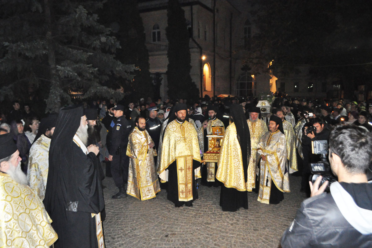 Pelerini, în aşteptarea sfinţilor