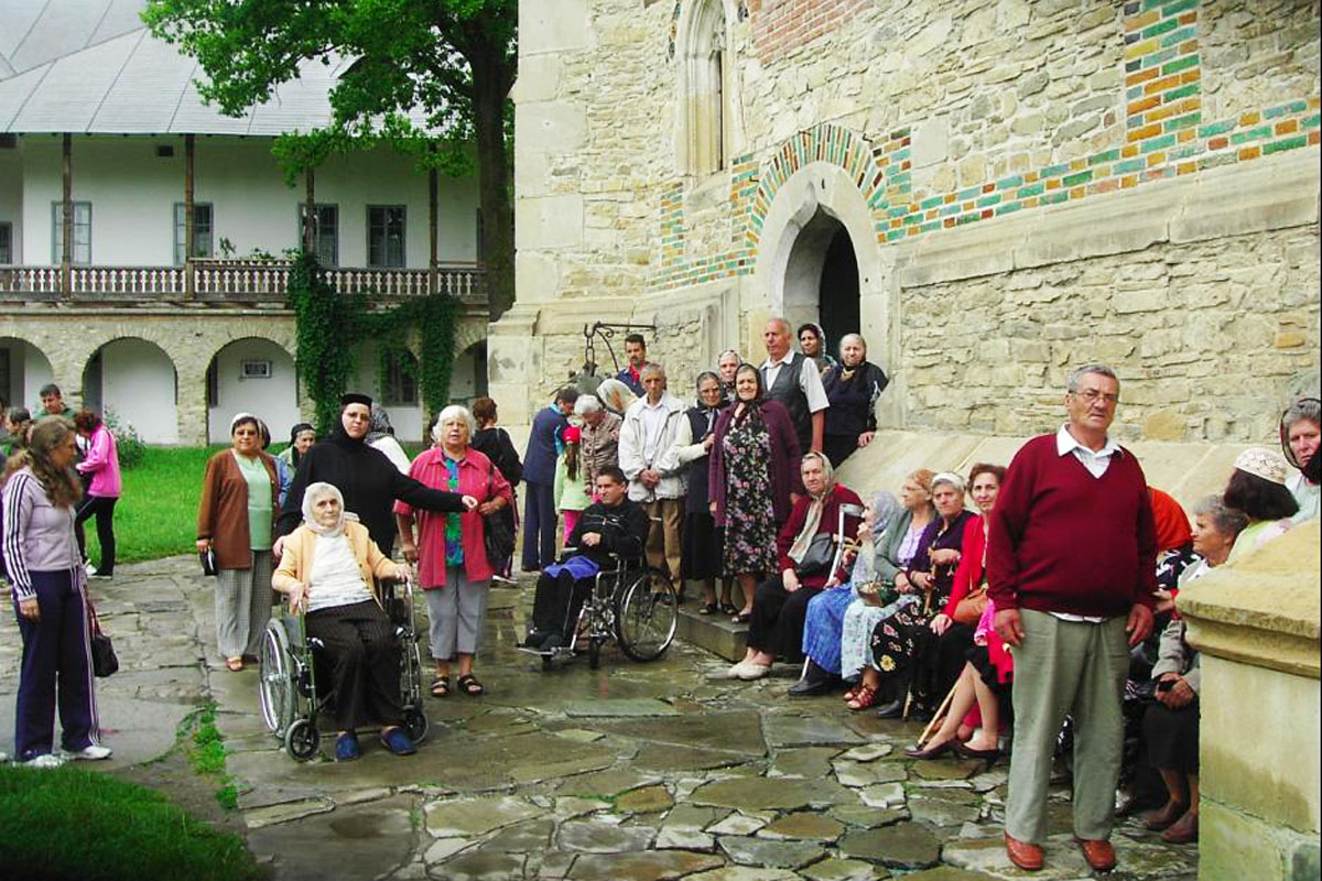 De 10 ani în slujba semenilor