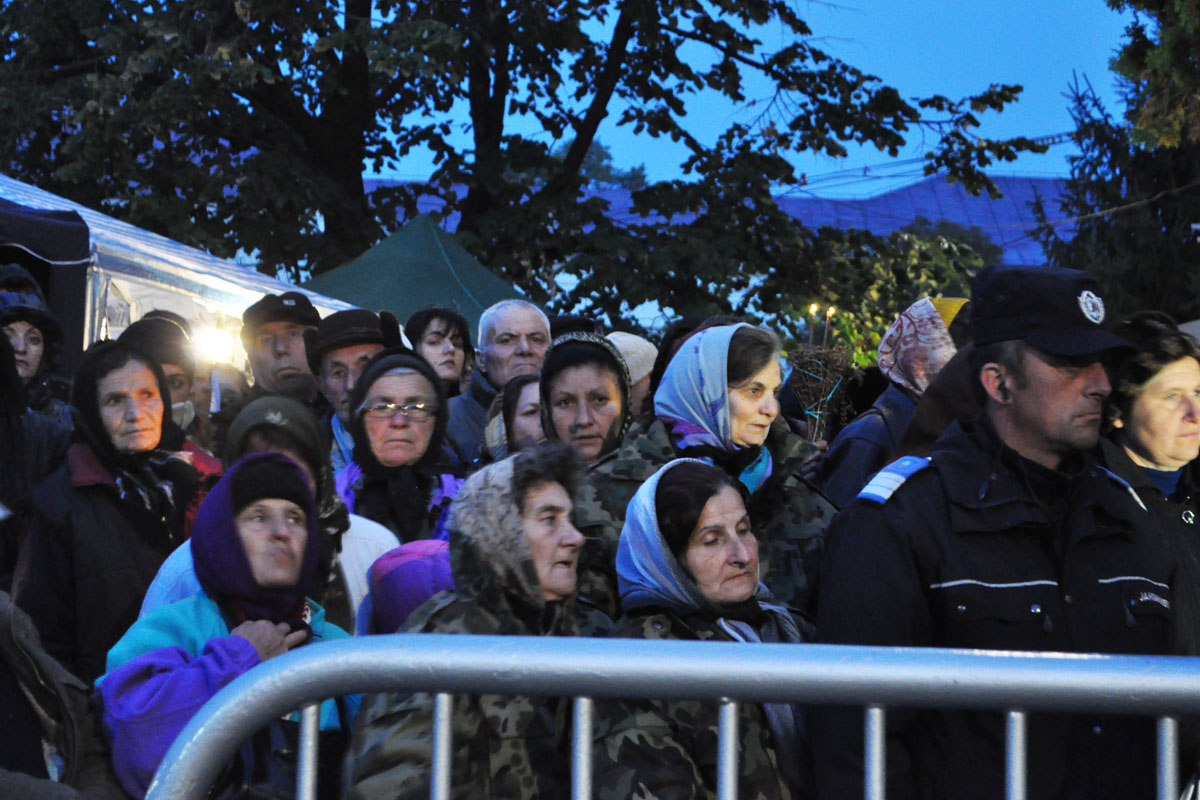 Pelerini, în aşteptarea sfinţilor
