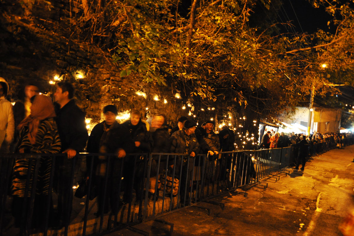 Pelerinii care vor aştepta la rând vor primi hrană, ceai, vin fiert şi fructe Implicare şi comuniune la hramul Sfintei Parascheva