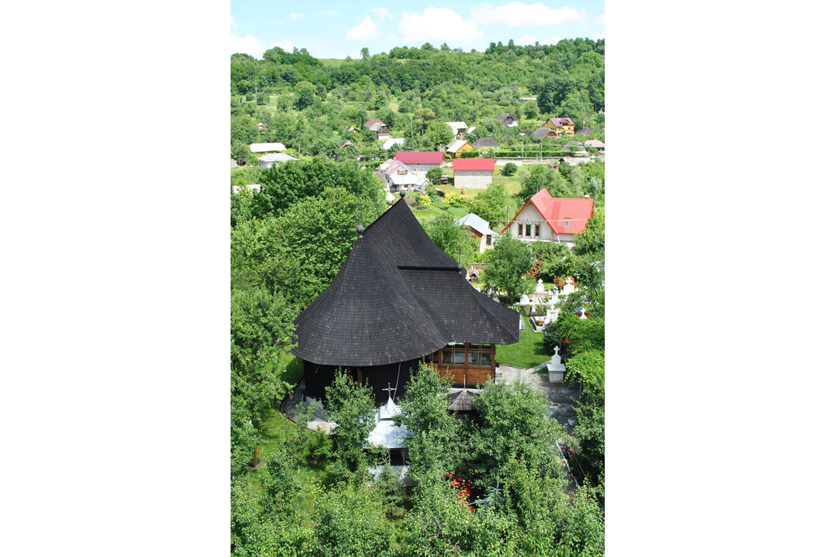 Slujbă de resfinţire la biserica de lemn a Rădăşenilor