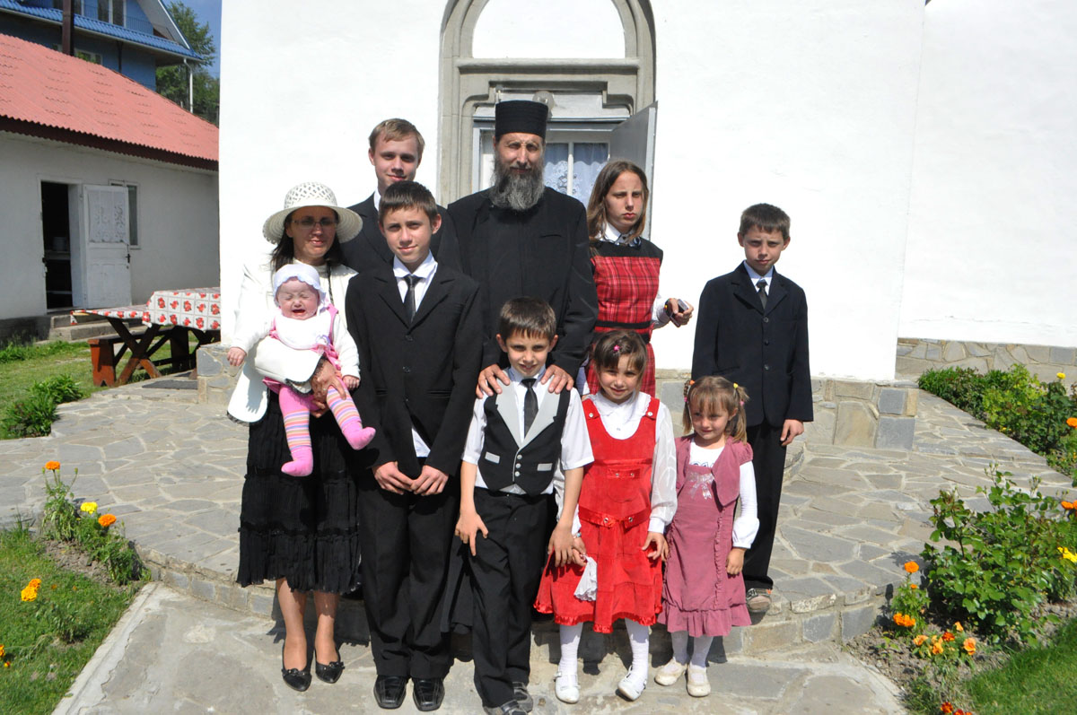 „Familia preotului este mereu în centrul atenţiei întregii comunităţi“
