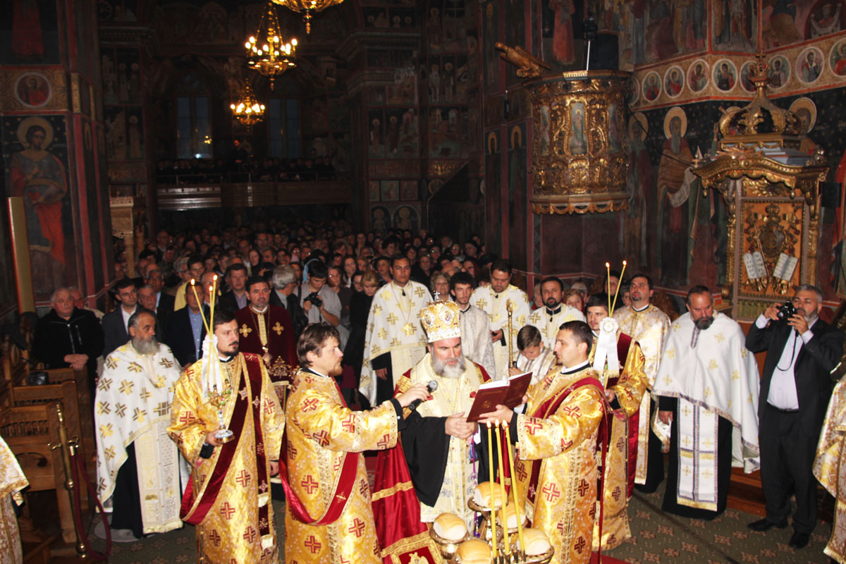 Sărbătoarea Sfintei Parascheva la Catedrala arhiepiscopală din Roman