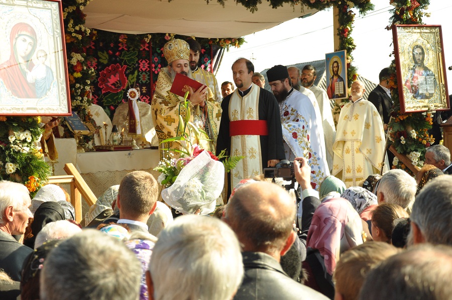 „Niciodată nu am văzut în curtea bisericii atâţia oameni“