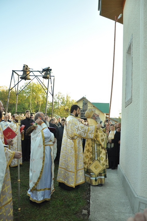 „Niciodată nu am văzut în curtea bisericii atâţia oameni“