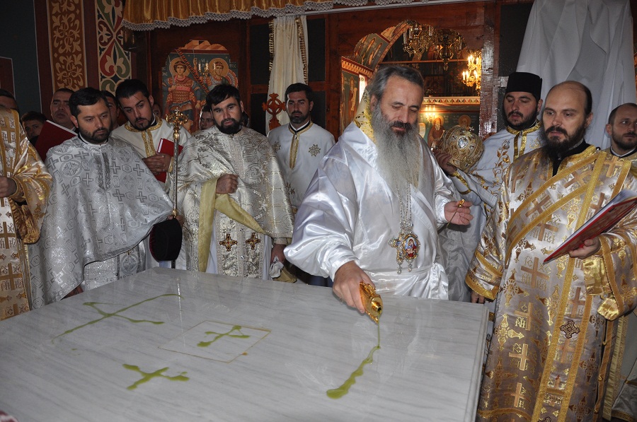 „Niciodată nu am văzut în curtea bisericii atâţia oameni“