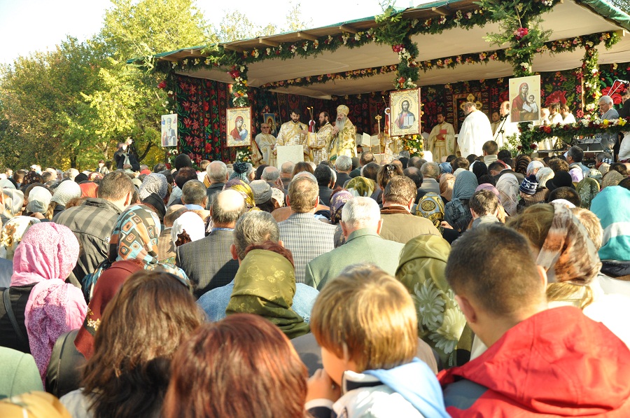 „Niciodată nu am văzut în curtea bisericii atâţia oameni“