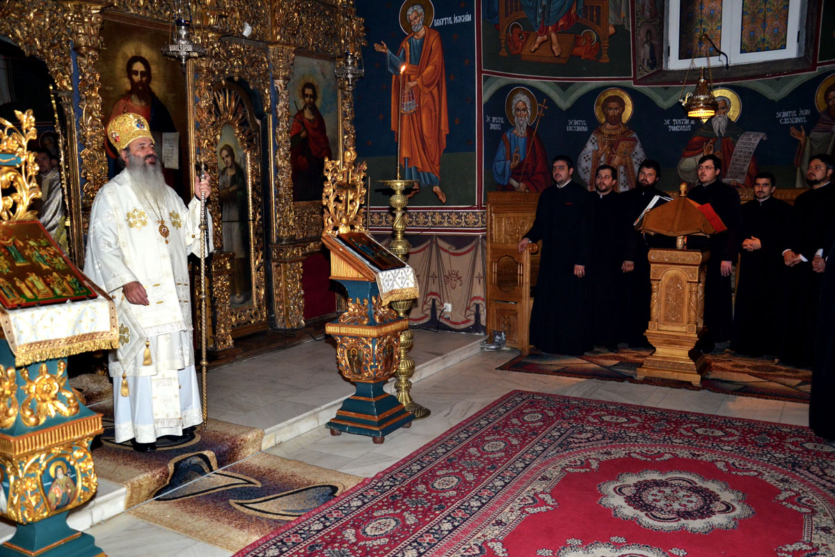 Liturghie arhierească la cursurile pentru obţinerea gradelor preoţeşti