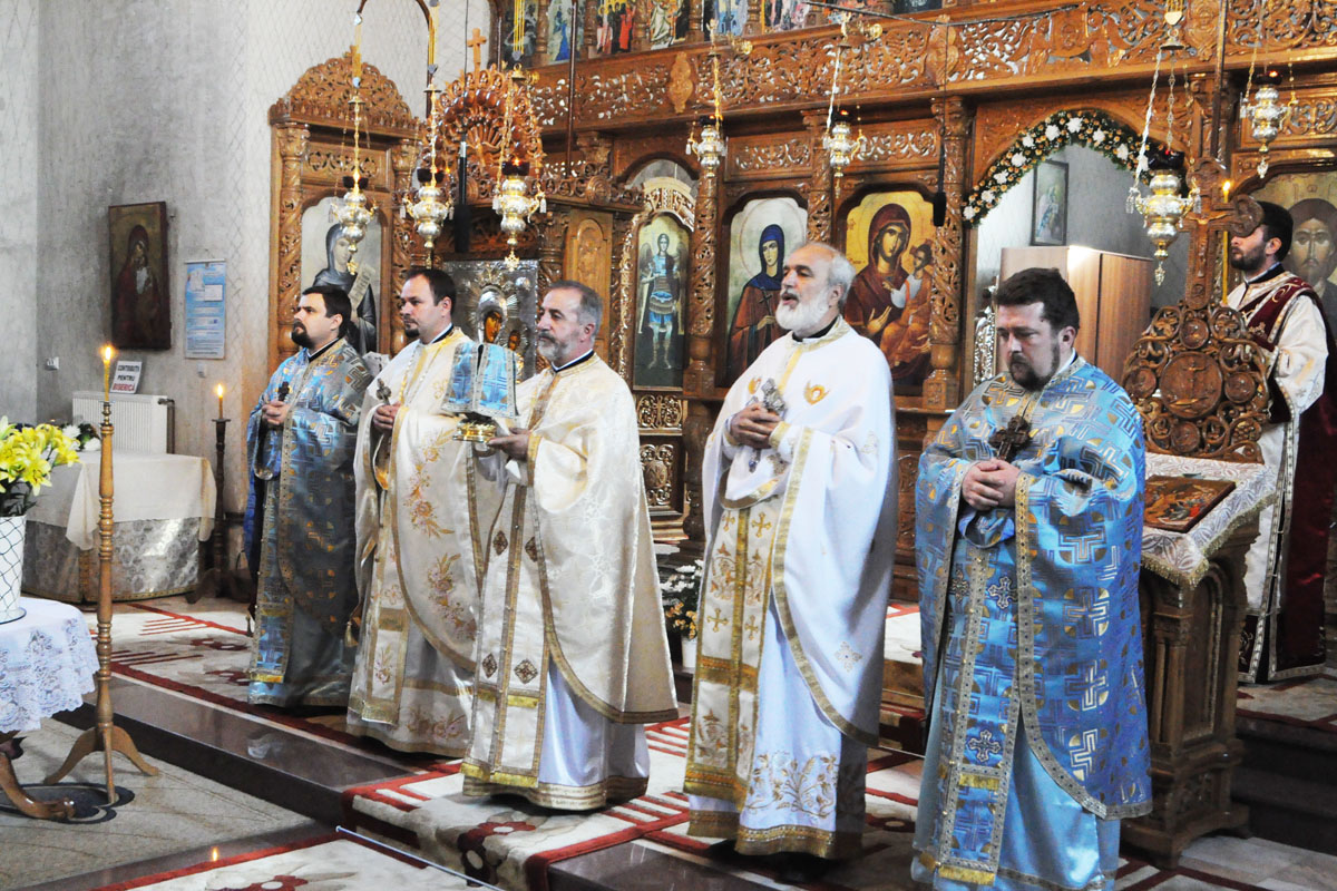 Un sobor de preoţi a slujit Sfânta Liturghie „Necredinţa Sfântului Apostol Toma este plină de credincioşie“