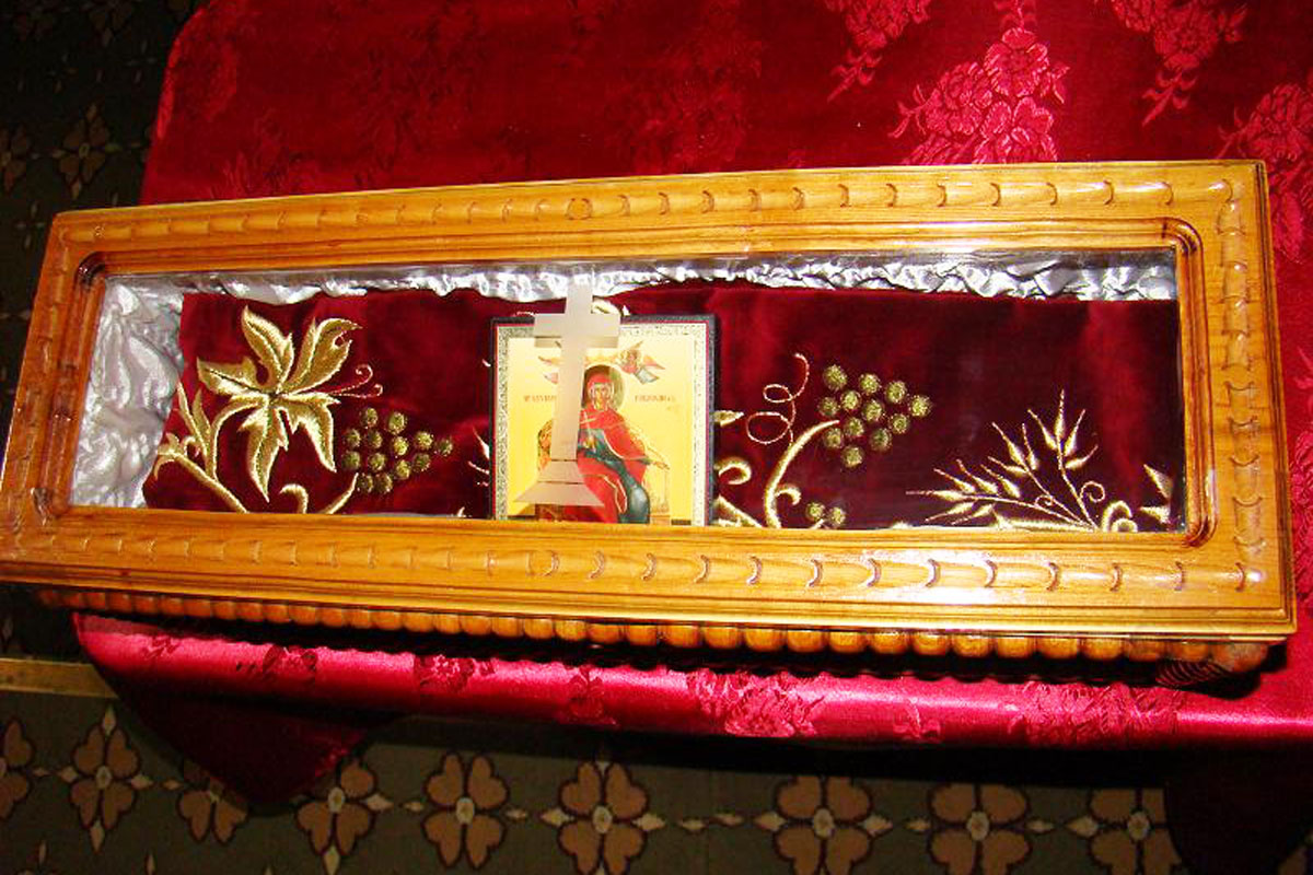 Veşmânt al Sfintei Parascheva, în dar pentru parohia Blăgeşti