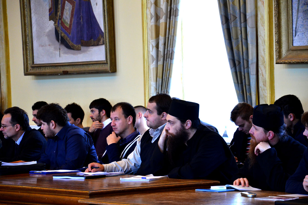 Un public numeros a fost prezent la prelegerile teologilor greci prof. Dimitrios Tselengidis şi pr. prof. Georgios Metallinos. Pr. prof. Georgios Metallinos şi prof. Dimitrios Tselengidis au conferenţiat la Iaşi