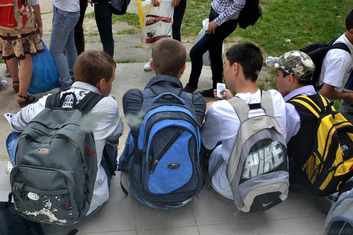 Peste 20.000 de elevi au cerut reînmatricularea în învăţământul românesc