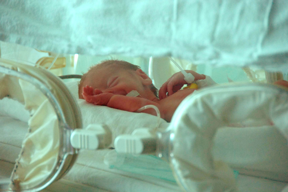 Un nou-născut din patru moare din cauza pneumoniei