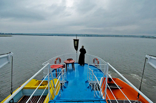 O biserică plutitoare, într-o călătorie sfântă