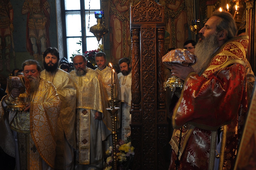 Liturghie arhierească în parohia „Sfântul Ierarh Nicolae“ din Podu Iloaiei