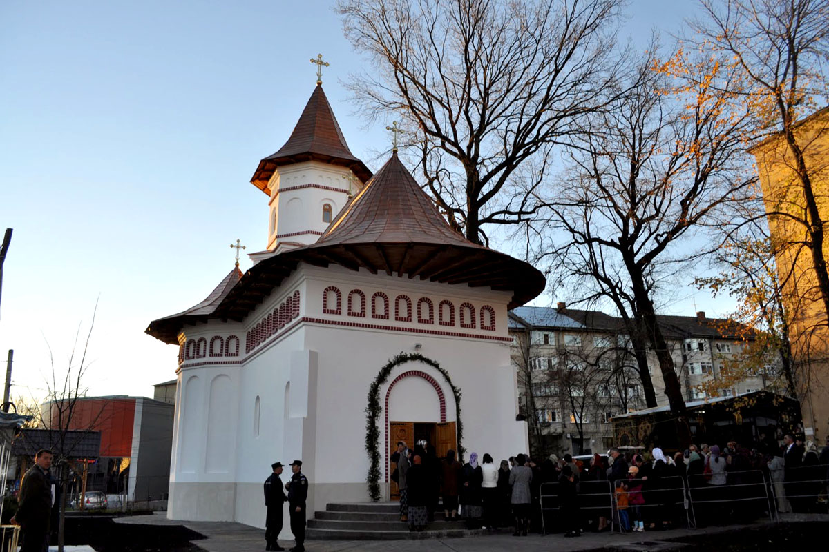 Fragment din moaştele Sfântului Nectarie, la biserica Spitalului de Copii din Botoşani