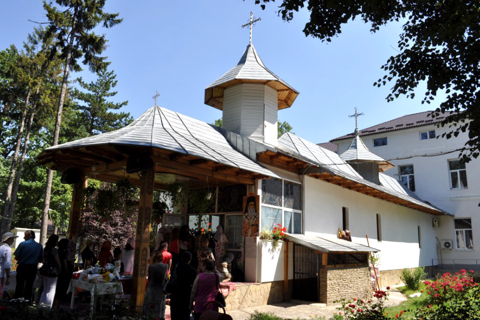 Procesiune cu moaştele Sfântului Nectarie, la Suceava