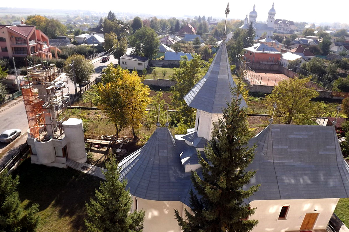 Clopotniţă în construcţie la biserica Spitalului Municipal din Paşcani