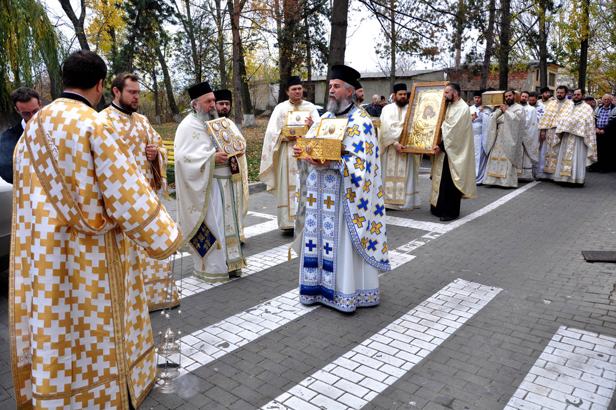 Sute de credincioşi suceveni, uniţi în rugăciune către Sfântul Ierarh Nectarie