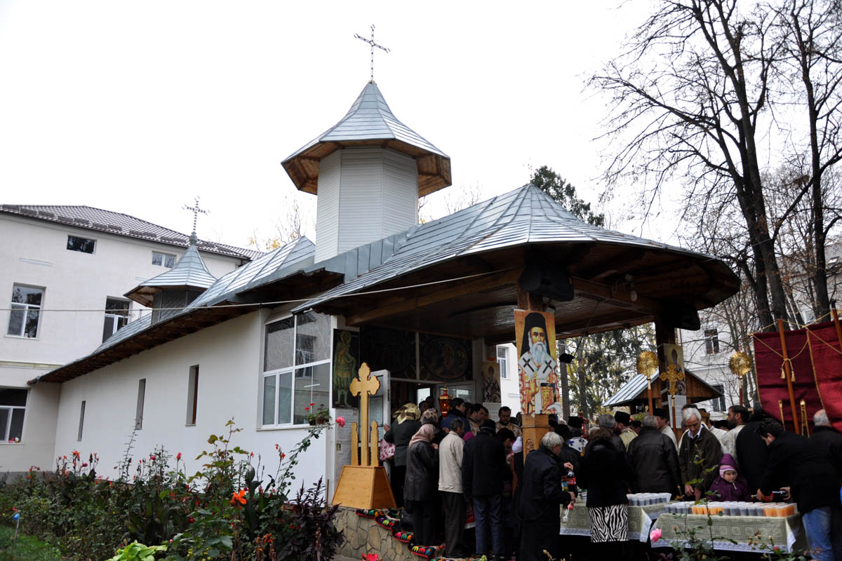 Sute de credincioşi suceveni, uniţi în rugăciune către Sfântul Ierarh Nectarie