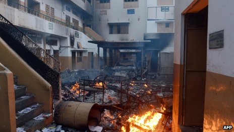 Mulţimea extremistă incendiază o şcoală de fete din Lahore