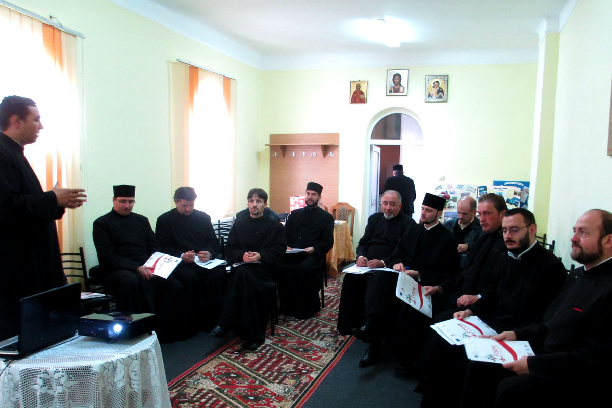 Curs dedicat atragerii de fonduri pentru proiecte sociale, la Roman