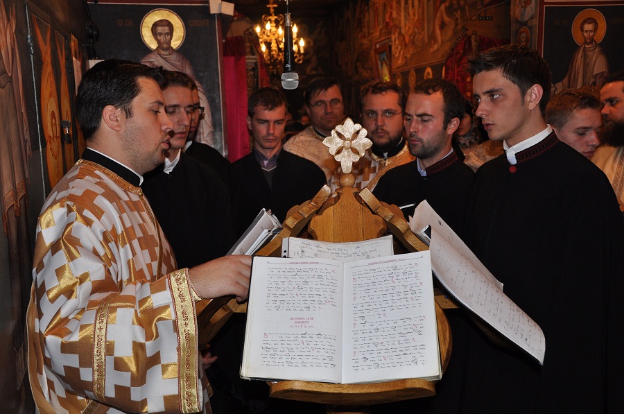 Sute de credincioşi suceveni, uniţi în rugăciune către Sfântul Ierarh Nectarie