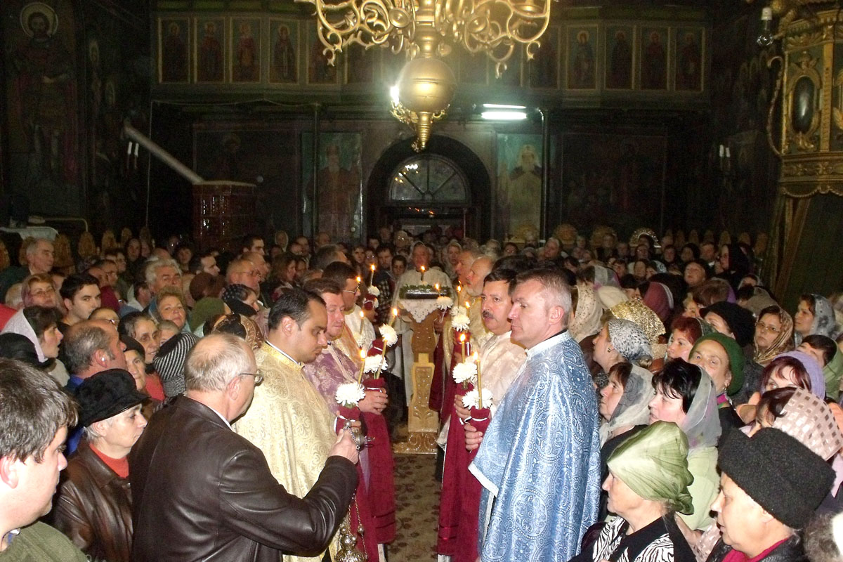 Sărbătoarea Sfinţilor Arhangheli a adunat în rugăciune credincioşii din Moldova