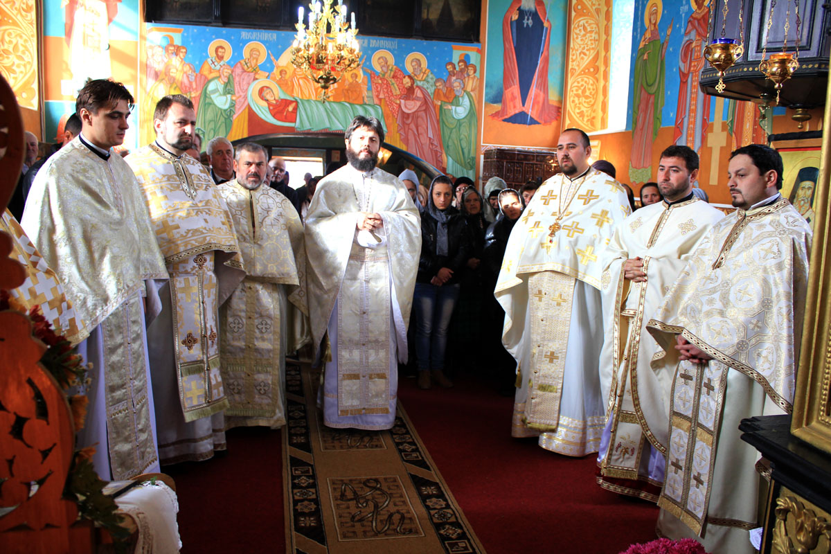 Biserica Spitalului de Copii din Botoşani a primit un fragment din moaştele Sfântului Nectarie