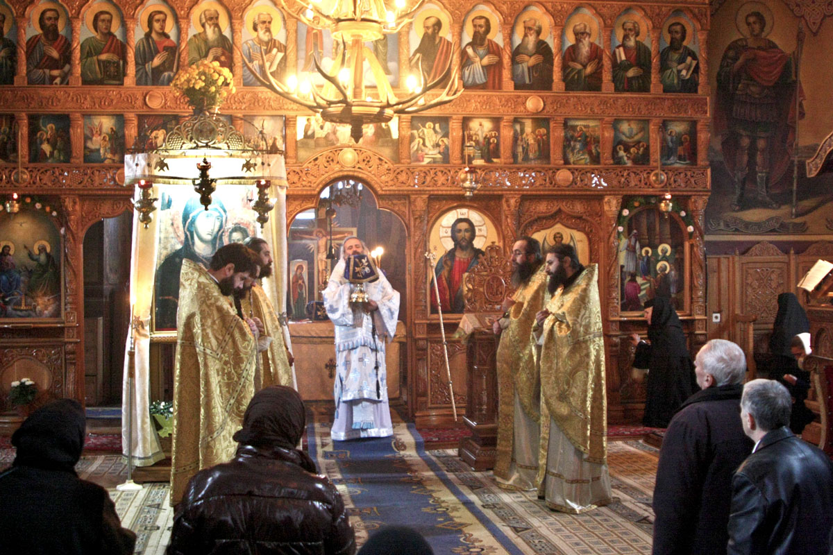 IPS Teofan, prezent la hramul Mănăstirii Peştera din judeţul Neamţ