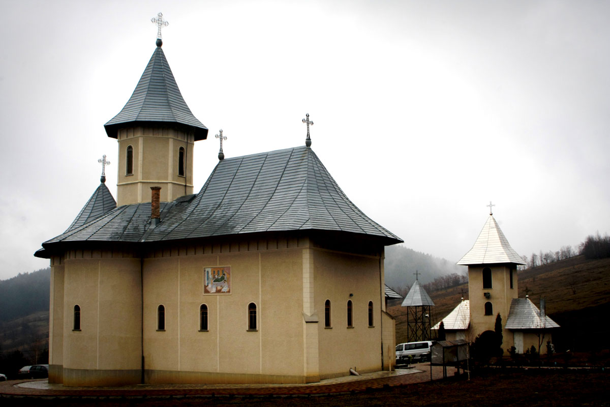 IPS Teofan, prezent la hramul Mănăstirii Peştera din judeţul Neamţ