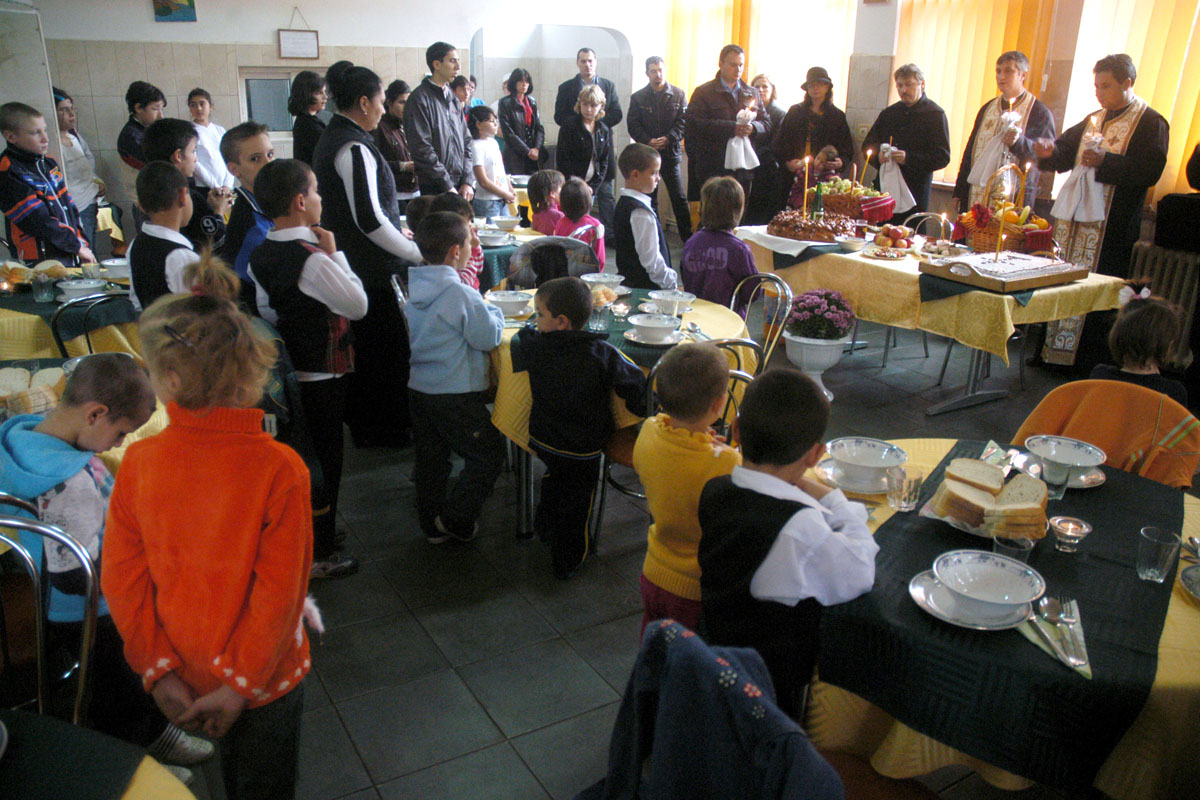 Comuniune şi milostenie la Cimitirul Şerbăneşti din Bacău