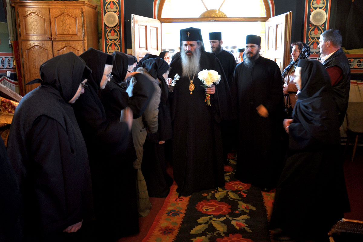 Mănăstirea Petru Vodă şi-a sărbătorit ocrotitorii