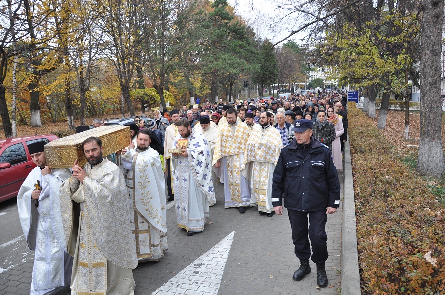 Sute de credincioşi suceveni, uniţi în rugăciune către Sfântul Ierarh Nectarie