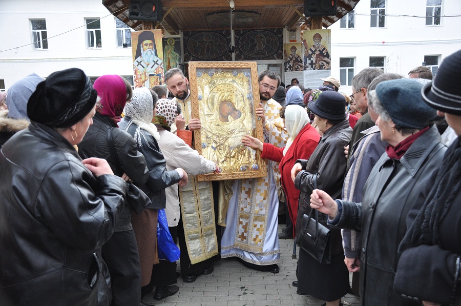 Sute de credincioşi suceveni, uniţi în rugăciune către Sfântul Ierarh Nectarie