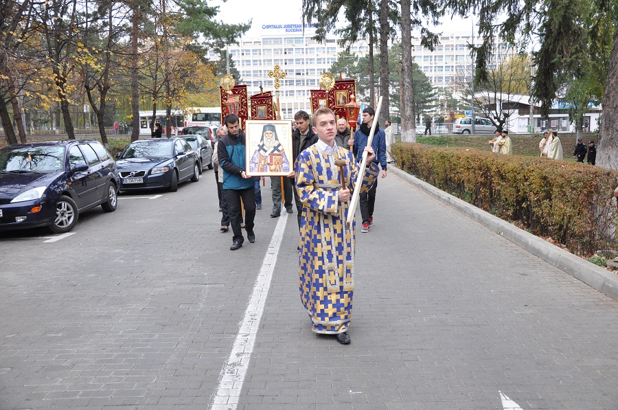 Sute de credincioşi suceveni, uniţi în rugăciune către Sfântul Ierarh Nectarie