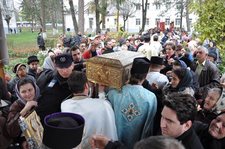 Sute de credincioşi suceveni, uniţi în rugăciune către Sfântul Ierarh Nectarie