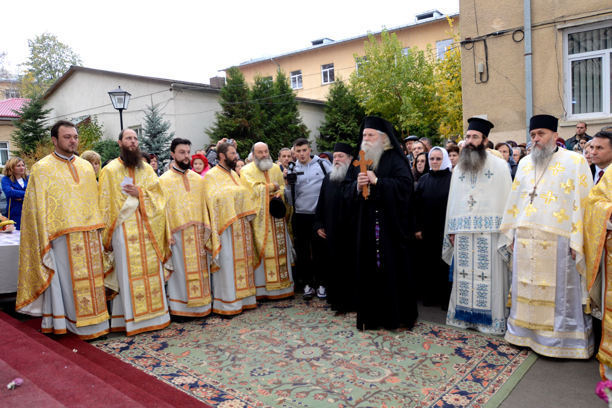 Biserica Spitalului de Copii din Botoşani a primit un fragment din moaştele Sfântului Nectarie